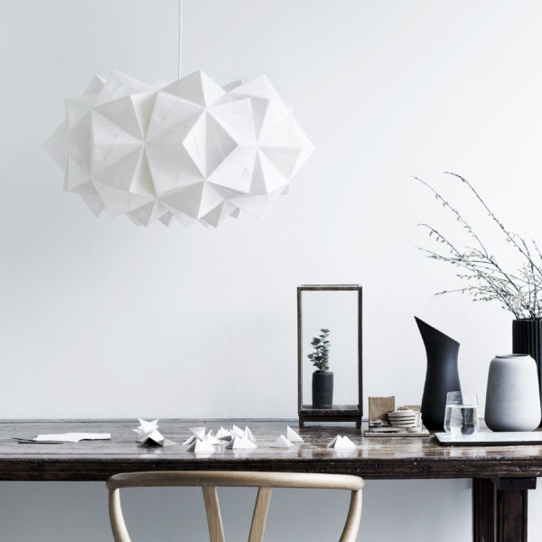 Stylet miljøfoto af Sonobe Light håndfoldede papirlamper af Charlotte Brandt, her model Siphonia XL