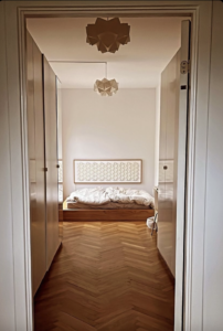 soveværelse med stort foldet wallart papirlampe og loftslamper i samme stil